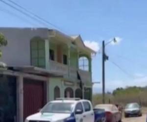 La mujer fue encontrada dentro de esa edificación de apartamentos.