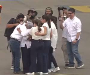 El esperado reencuentro ocurrió en la pista del Aeropuerto Internacional Palmerola. Doña Elvira Alvarado Castillo, madre de Juan Orlando Hernández, fue la primera en abrazarlo tras bajar del avión.