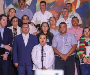 Representantes del gobierno afirman haber cedido en varias de las peticiones del magisterio, incluyendo compensaciones económicas y futuros ajustes salariales, pero los docentes aún no definen si pondrán fin a las medidas de presión.