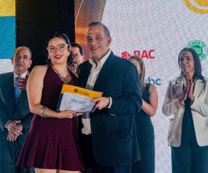 Juan Carlos Atala, presidente de la Fundación Ficohsa hace entrega del certificado a una joven profesional.