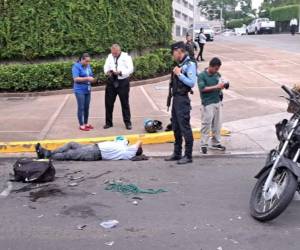 Al lugar llegaron elementos de la policía para apoyar a los lesionados en espera de una ambulancia que los trasladara para recibir atención médica.