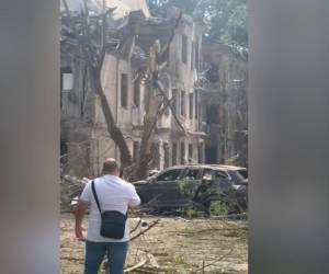 Zelenski publicó un video en el que se ven edificios muy dañados y de los que salen columnas de humo.