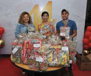 Eliana Durand y Rosa Barrios, representantes de las Damas Peruanas, entregaron 23 regalos a la sección Metro de EL HERALDO.