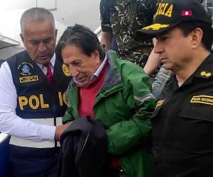 Toledo, de 77 años, llegó a la capital peruana en un vuelo desde Los Ángeles y bajo custodia de agentes de la Interpol.