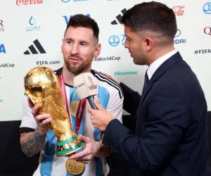 Lionel Messi muestra la Copa del Mundo mientras lo entrevista el periodista argentino, Gastón Edul.