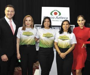 Ejecutivas de Banco Azteca junto a los presentadores en el lanzamiento de la promoción La Bóveda Millonaria.