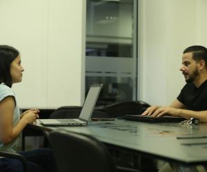 La periodista Sabdy Flores entrevista al productor Erik Vega, quien brinda todos los detalles del concierto de la artista chilena Mon Laferte. El show se llevará a cabo el próximo 25 de abril de 2024 en el Coliseum Nacional de Ingenieros de Tegucigalpa.