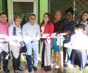 Ejecutivos de Cooperativa ELGA y maestros realizaron el corte de cinta de la nueva aula tecnológica.