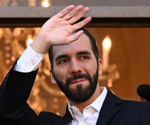 El presidente salvadoreño Nayib Bukele saluda a sus seguidores luego de recibir la certificación que lo acredita como presidente electo de El Salvador para el período 2024-2029 en el Teatro Nacional en el centro histórico de San Salvador el 29 de febrero de 2024.