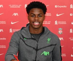 Keyrol Figueroa firma su primer contrato profesional con el Liverpool.