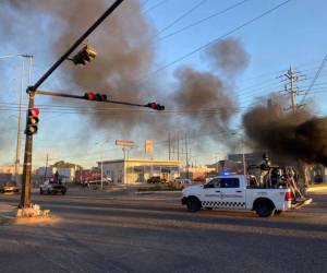 Las calles permanecen bloqueadas en Sinaloa.