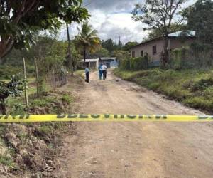 A un costado del cadáver se encontraba una piedra ensangrentada, que se presume fue la que se utilizó para causarle la muerte.