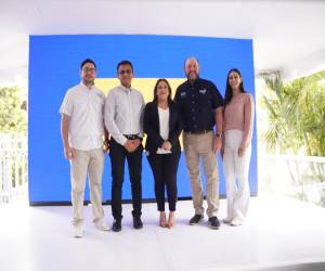 <i>Ejecutivos de Tigo durante el lanzamiento de Super Recarga de 15 días con más beneficios.</i>