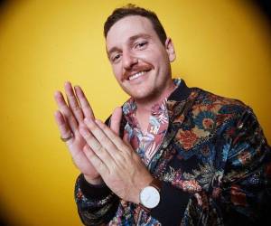 Diego Gallardo, mejor conocido como Aire del Golfo, era un reconocido artista ecuatoriano que se convirtió en una de las víctimas mortales del caos que se vive en ese país por la pelea con el narcotráfico. Conozca más sobre él y cómo ocurrió su muerte en la siguiente galería.