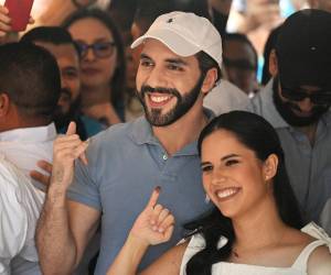 Bukele asistió a las urnas en compañía de su esposa Gabriela.