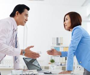 Hay que evitar el tono defensivo o confrontacional aunque la conversación parezca incómoda, y enfocarse en comunicarse de manera constructiva y colaborativa.