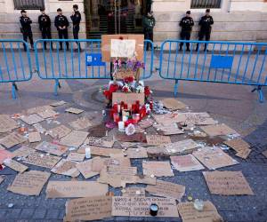 Velas y flores en la Puerta del Sol, Madrid, en recuerdo de Maricarmen. La sociedad española se llenó de pena, rabia e indignación durante la madrugada de este jueves, tras conocerse horas antes su muerte.