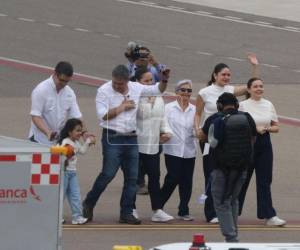 El esperado reencuentro ocurrió en la pista del Aeropuerto Internacional Palmerola. Doña Elvira Alvarado Castillo, madre de Juan Orlando Hernández, fue la primera en abrazarlo tras bajar del avión.