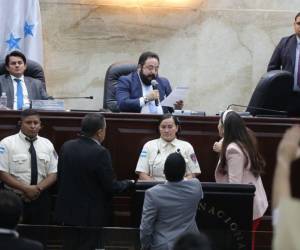 Luis Redondo leyendo el análisis jurídico en el que se aferró para no tramitar la renuncia de Salvador Nasralla como designado presidencial.