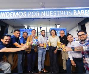 Cervecería Hondureña reunió a emprendedores, representantes gremiales y autoridades para celebrar la iniciativa global “Brindemos por nuestros bares”, destacando el impacto positivo de estos negocios en Honduras.