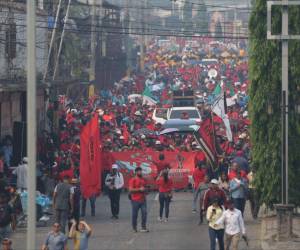 En la conmemoración del Día del Trabajador, cientos de obreros se congregaron en diversos puntos de Honduras para reclamar por mejores condiciones laborales. En la imagen, la marcha en la capital del país.