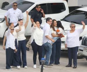 Con emoción y acompañada por familiares y simpatizantes, Ana García de Hernández esperaba la llegada de Juan Orlando Hernández en Palmerola.