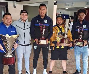 Denovan Torres y Teed Bodden mostrando los trofeos que se llevan a casa después de disputar la New Orleans Cup 2024.