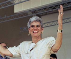 Violeta Barrios de Chamorro fue la primera mujer en América Latina elegida presidenta por voto popular. Falleció elste 14 de junio de 2025 en San José, Costa Rica, a los 95 años, tras varios años retirada de la vida pública y acompañada por su familia.