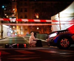 Un oficial de policía forense trabaja en el lugar de un apuñalamiento en París el 2 de diciembre de 2023.