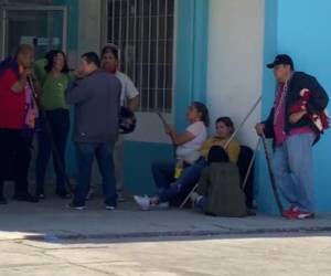 Armados con palos y cadenas, militantes de Libre mantienen tomas en Copeco