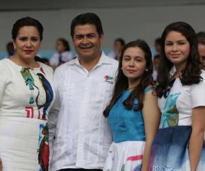 El expresidente junto a su esposa y dos de sus hijas en una imagen de archivo durante un evento cuando estaban en el poder.