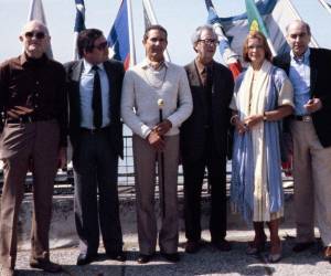 El crítico de cine francés Robert Chazal, el compositor ruso Andrei Petrov, el escritor español Antonio Gala, el director de fotografía británico Douglas Slocombe, la actriz estadounidense Ellen Burstyn y el director francés Jacques Deray posan para una fotografía durante el 34º Festival Internacional de Cine de Cannes.