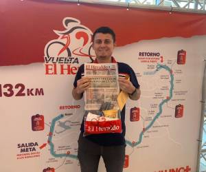 Los competidores reclamaron su respectivo kit, que incluye su número de participante y camiseta.