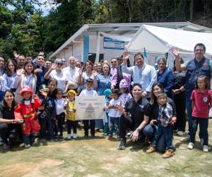 Autoridades de Fundación Ficohsa, CEPUDO y Food For The Poor durante la inauguración del Centro de Educación Prebásica “Sonia Turcios” en Intibucá.