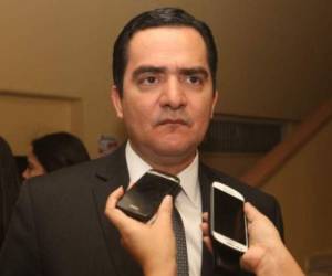 El parlamentario fungirá de inicio como asesor de los juristas.