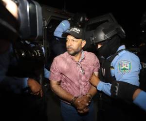 El exdiputado por el Partido Libertad y Refundación (Libre) Miguel Navarro Cruz llegó fuertemente custodiado a las instalaciones de la Dirección Policial de Investigaciones (DPI) de la capital.