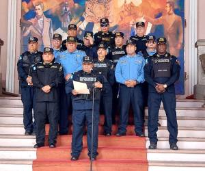 Elementos de la Policía Nacional se encuentran resguardando las afueras del Centro Cívico Gubernamental mientras persisten las tomas.