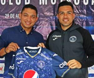 José Escalante sosteniendo la camiseta de Motagua.