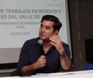 Octavio Pineda, Director del FHIS, dice que son 1213 las escuelas reconstruidas en 174 municipios del país.