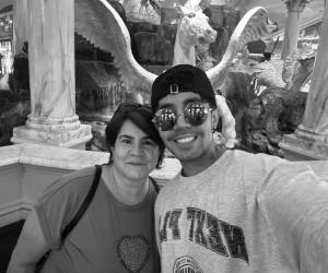 Derek Trejo es un popular influencer mexicano, conocido por su presencia en plataformas como TikTok, Instagram y YouTube. Nacido el 26 de febrero de 1994 en la Ciudad de México, Derek, de 30 años, ha ganado notoriedad por su contenido sobre estilo de vida, viajes y bienestar, acumulando más de 1.2 millones de seguidores en TikTok y 316 mil seguidores en Instagram.