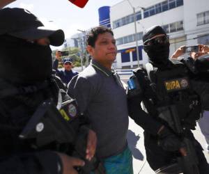 Momento en que el exfutbolista era ingresado a los Tribunales en Materia de Extorsión y Criminalidad Organizada en Tegucigalpa.