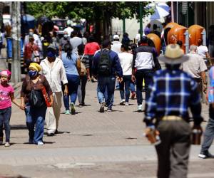 Ciudadanos caminan sobre el paseo Liquidámbar en el centro de Tegucigalpa.
