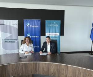 La alianza fue firmada por Magda Pérez, directora de País Glasswing Internacional y José Arturo Alvarado, vicepresidente de regional de Finanzas y Servicios Corporativos.
