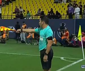 Este sábado -21 de octubre- ha sido un día de fútbol y algunos de los encuentros deportivos dejaron momentos que quedarán para la historia. Entre los más polémicos se encuentran la anulación de goles en dos partidos. Primero, el árbitro hondureño, Said Martínez, le anuló dos goles al gran CR7 y luego en el encuentro entre el Real Madrid y el Sevilla también hubo una anulación de dos goles.