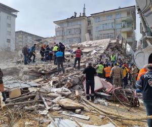 Imagen de los rescates en Turquía tras el potente sismo que dejó miles de muertos.