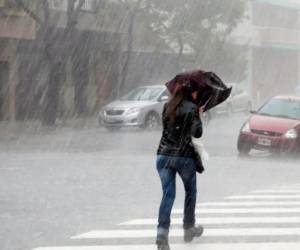 El ingreso y desplazamiento de una onda tropical sobre el territorio nacional estará generando abundante nubosidad, viento racheado, lluvias y chubascos dispersos, con acumulados fuertes y actividad eléctrica aislada en la mayor parte del país. Las mayores precipitaciones se concentrarán en las regiones del noroccidente, suroccidente y zona central.