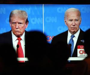 Donald Trump encadenó mentiras con una seguridad pasmosa y puso en aprietos el jueves a un Joe Biden titubeante, que recurrió a los ataques personales contra su rival.