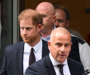 Vestido con traje gris y camisa blanca, el hijo menor de Carlos III, de 38 años, testificó durante cinco horas en la Alta Corte de Londres.