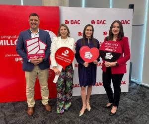 Alfonso Castro, Gerente Comercial Canales Físicos; Iris Gabriela Fuentes, Gerente de Captaciones; Valeria Ríos, Vicepresidente de Estrategia Comercial, Mercadeo y Sostenibilidad de BAC Honduras; y Wasda Sánchez, Gerente de Fidelización.