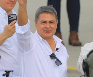 Un par de canas ahora tiñen de blanco parte del cabello del expresidente Juan Orlando Hernández, quien actualmente tiene 57 años de edad, cuatro más que cuando fue extraditado a Estados Unidos en 2022.
